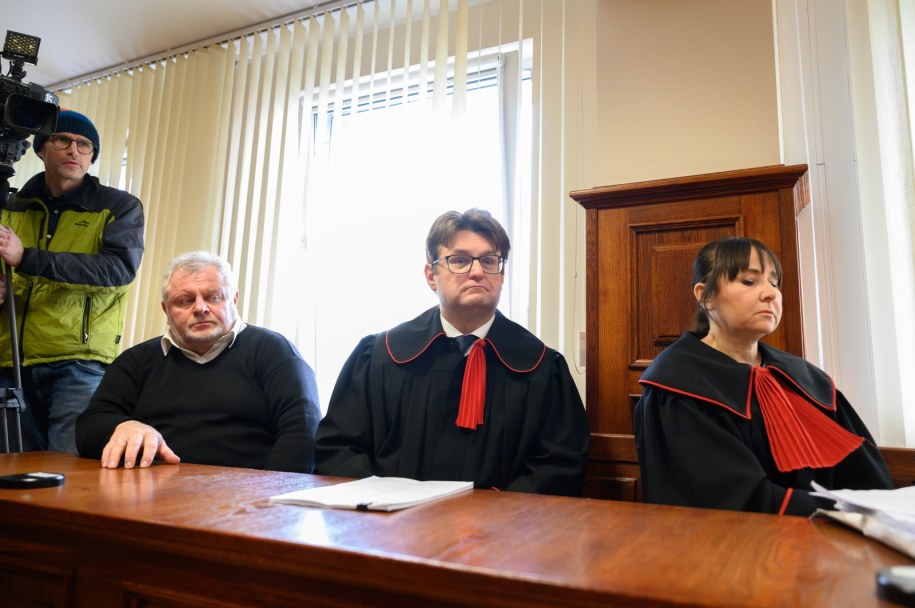 Ojciec ofiary Andrzej Tylman  oraz prokuratorzy Łukasz Wawrzyniak i Magdalena Jarecka na sali Sądu Apelacyjnego w Poznaniu /Jakub Kaczmarczyk /PAP