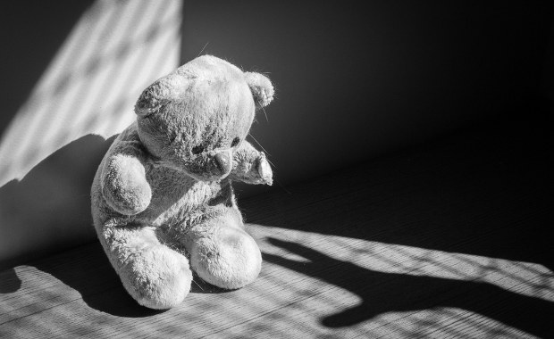 Ojciec oskarżony o wielokrotne wykorzystywanie seksualne 4-latki