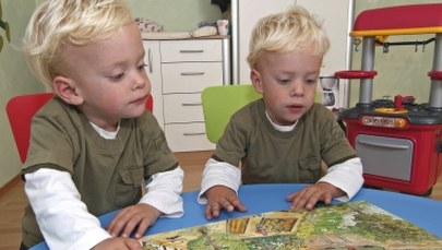 Ojciec rocznych bliźniaków chce wytatuować jedno z nich, bo nie może ich odróżnić