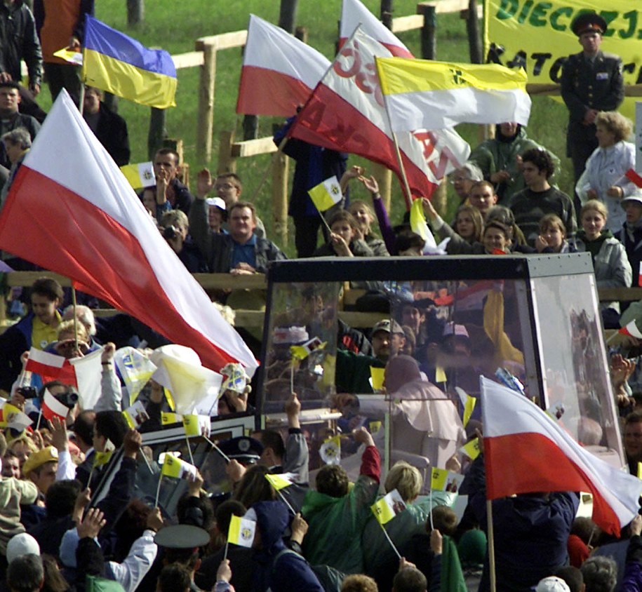 Ojciec Święty Jan Paweł II witany przez wiernych na lwowskim hipodromie 26 czerwca; papież odprawił mszę świętą, podczas której beatyfikował biskupa Józefa Wilczewskiego i księdza Zygmunta Gorazowskiego; Lwów, Ukraina; 26 czerwca 2001 /PAP, DG /PAP