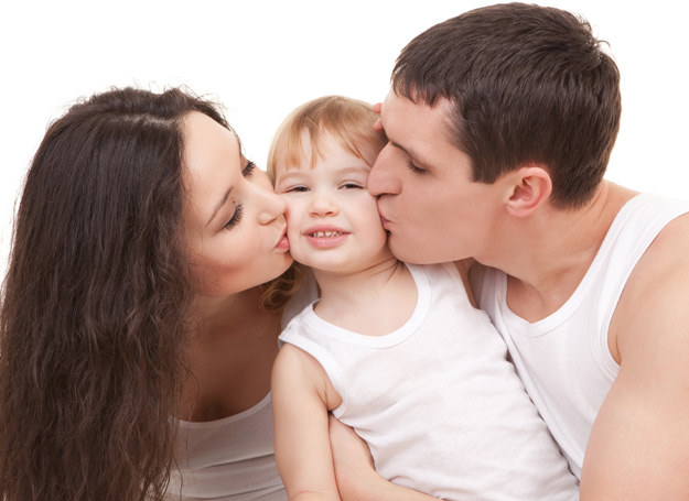 Ojciec wspiera córkę w racjonalnym i intuicyjnym myśleniu, matka pomaga uwalniać emocje /123RF/PICSEL