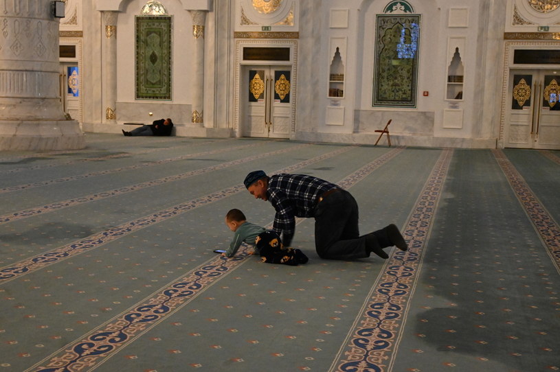 Ojciec z synem bawią się w meczecie w oczekiwaniu na czas modlitwy /INTERIA.PL