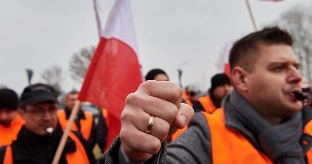Ok. 200 osób protestuje przed siedzibą Grupy Lotos w Gdańsku /fot. Adam Warżawa /PAP