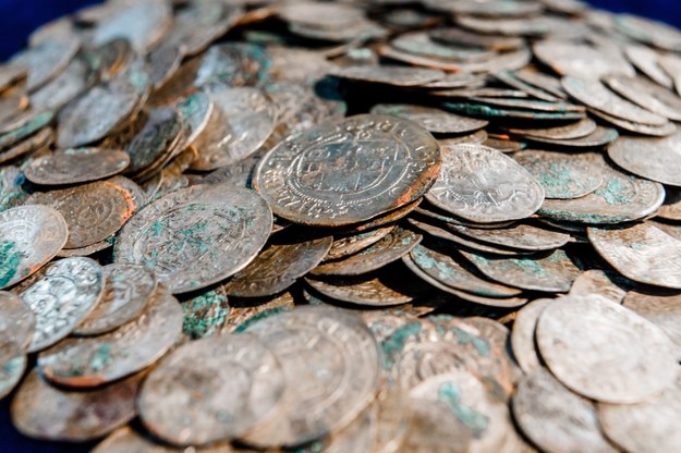 Ok. 600 srebrnych monet znajdowało się w skórzanej sakwie /MARKUS SCHOLZ /PAP/EPA