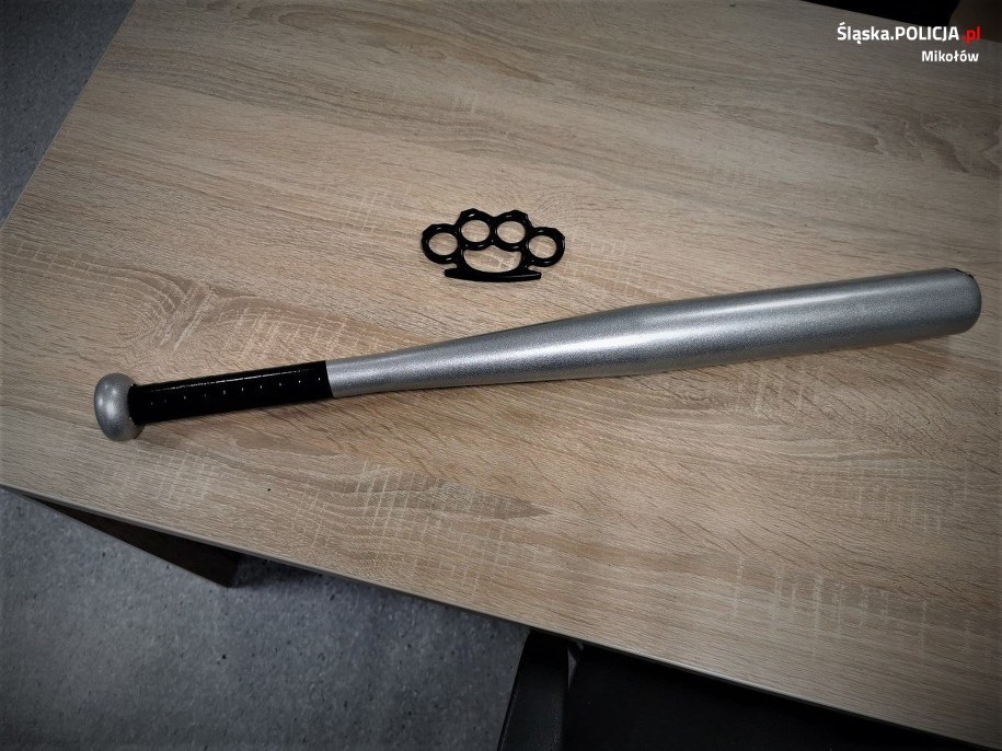 Okazało się, że bijąc swoją ofiarę po całym ciele, 22-latek chciał wymusić zwrot pieniędzy, które kilka miesięcy temu pożyczył  znajomemu /Śląska policja /
