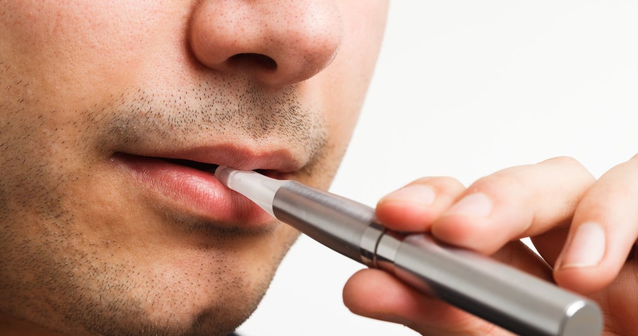 Okazuje się, że coraz popularniejsze e-papierosy wcale nie są zdrowsze od tych tradycyjnych /123RF/PICSEL