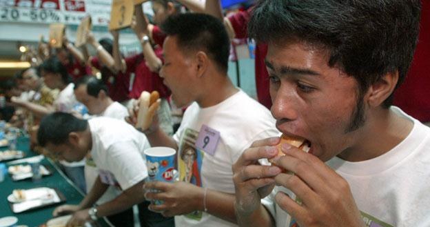 Okazuje się, że jedzenie może być bardzo szkodlwie dla organizmu /AFP