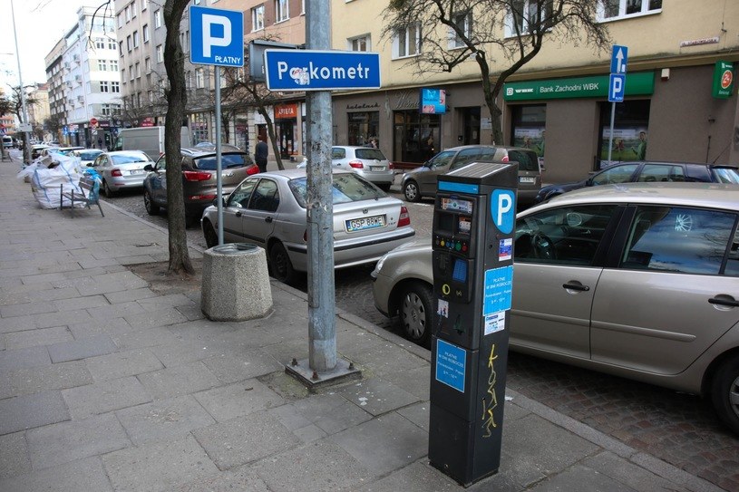 Okazuje się, że jest sposób na parkowanie w strefie, bez płacenia /Piotr Hukalo /East News