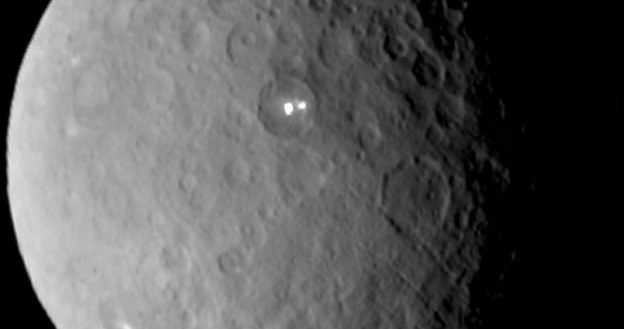 Okazuje się, że niezwykłe jasne plamy to nie jedyna tajemnica Ceres. /NASA