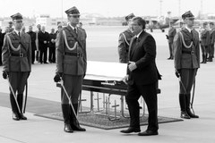 Okęcie: Uroczystość powitania trumny z ciałem Lecha Kaczyńskiego