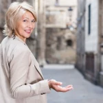 Okiełznaj pierwsze siwe włosy i wzmocnij je bez puszenia. Prosty, ale skuteczny 7-dniowy plan pielęgnacyjny