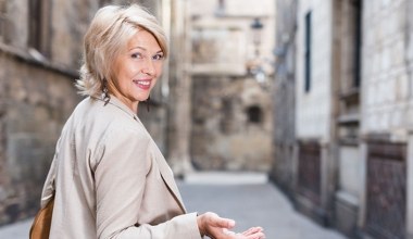 Okiełznaj pierwsze siwe włosy i wzmocnij je bez puszenia. Prosty, ale skuteczny 7-dniowy plan pielęgnacyjny