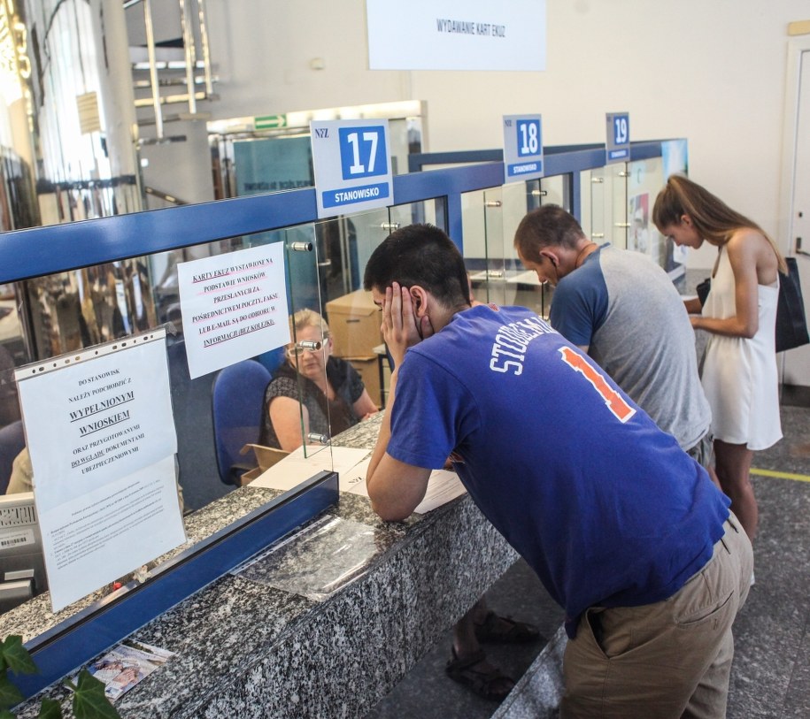 Okienko do wydawania kart EKUZ w mazowieckim oddział NFZ w Warszawie /Jakub Kamiński /PAP