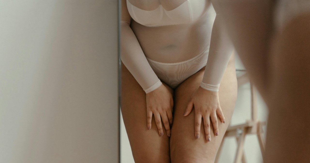 Okład z zielonej glinki wygładzi uda i nada im sprężystość /Ron Lach /pexels.com