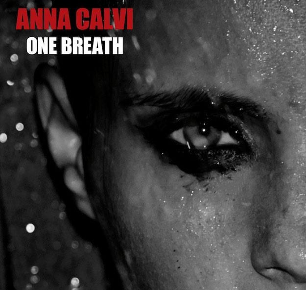Okładka albumu "One Breath" Anny Calvi /