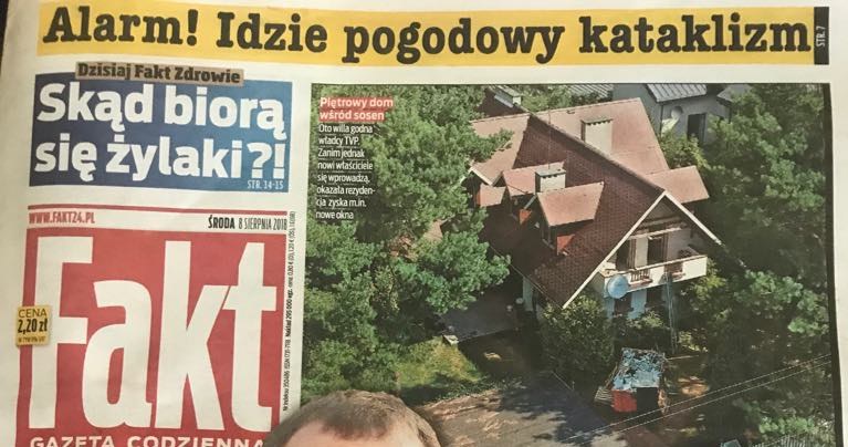 Okładka najnowszego "Faktu" z nowym domem Kurskich /materiały prasowe