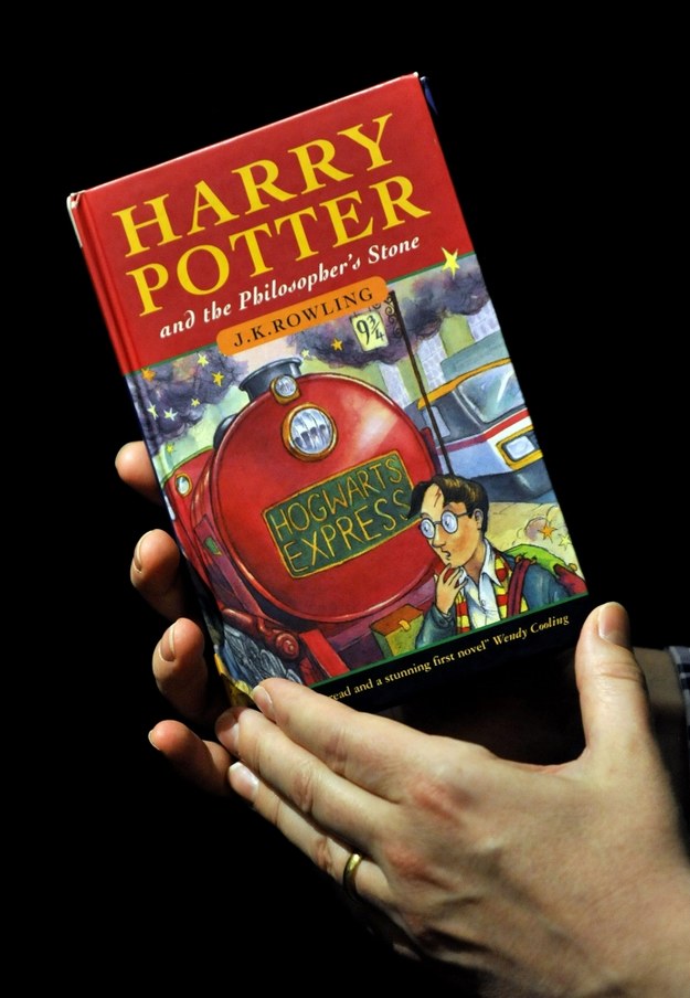 Okładka pierwszej książki o Harrym Potterze "Harry Potter i Kamień Filozoficzny" /NICK ANSELL /PAP/EPA