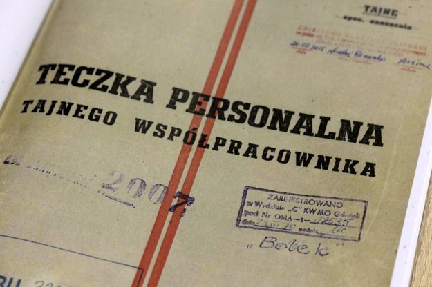 Okładka teczki personalnej "Bolka" /PAP/Jacek Turczyk /PAP