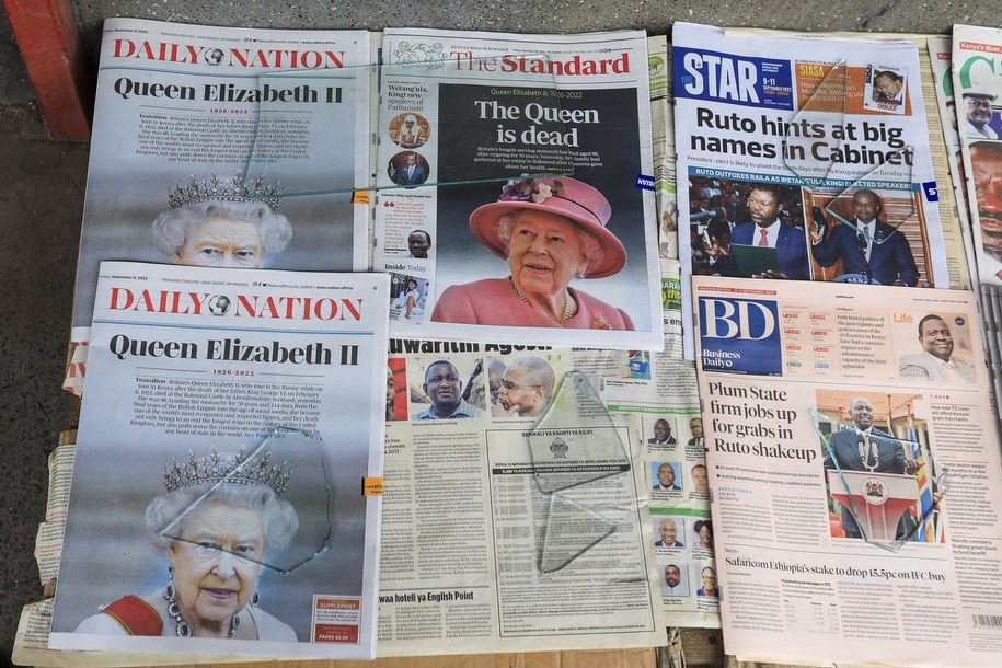 Okładki gazet w Kenii. /DANIEL IRUNGU  /PAP/EPA