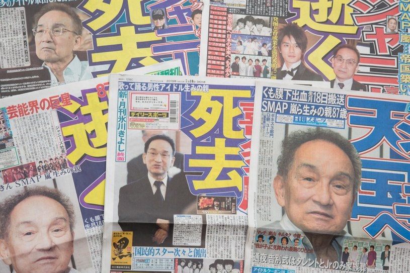 Okładki japońskich gazet informujące o śmierci Johnny'ego Kitagawy w 2019 roku /Yuichi Yamazaki / Stringer /Getty Images