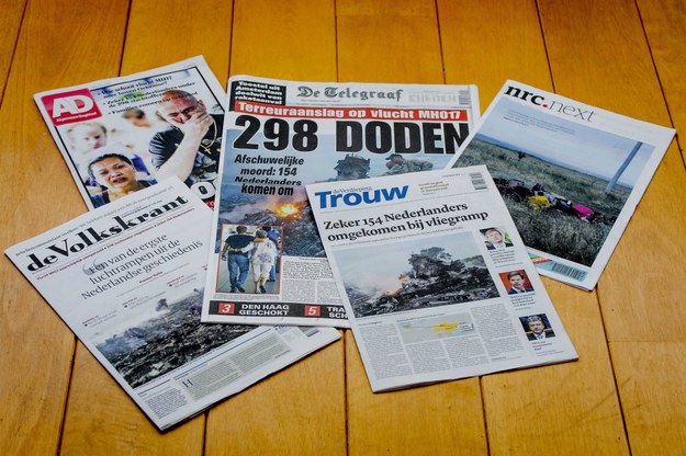 Okładki piątkowych gazet w Holandii /ROBIN VAN LONKHUIJSEN /PAP/EPA
