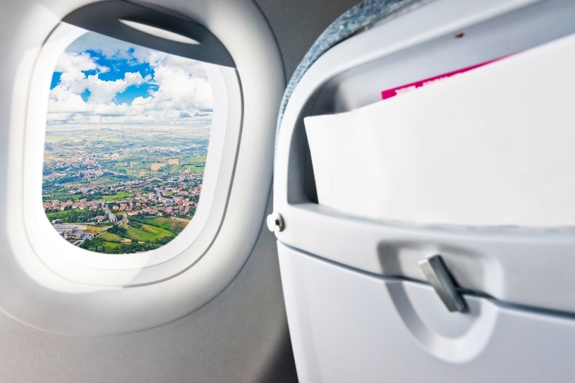 Okna, rozkładane stoliki i toalety w samolotach to wylęgarnia zarazków /123RF/PICSEL