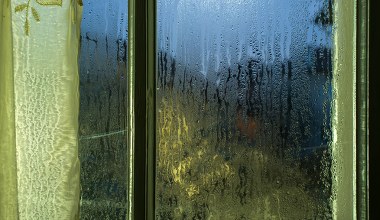 Okna wciąż parują od środka, mimo ogrzewania? Wszystko przez ten błąd