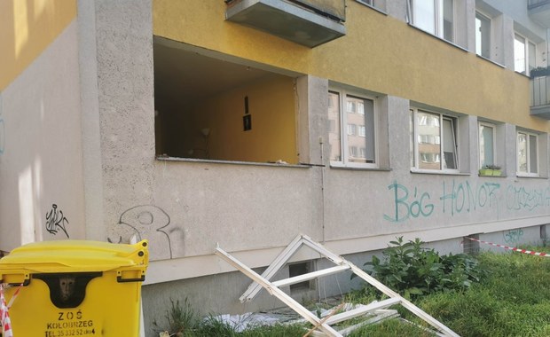 Okno wyrwane z framugą. Eksplodował... suchy szampon