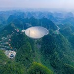 Oko Nieba. FAST to największy i najczulszy radioteleskop na świecie w głębi chińskiego lasu  