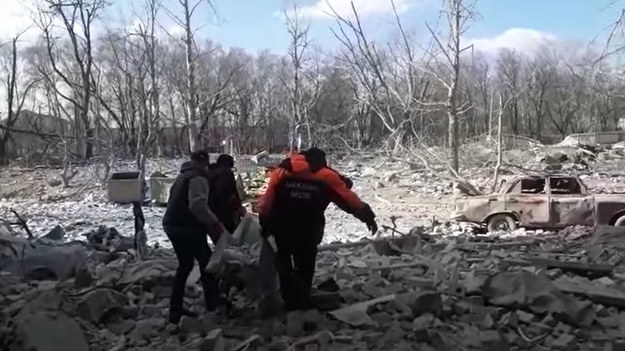 Okolice akademika w Czernihowie zniszczonego kilka dni temu przez rosyjski ostrzał, /DSNS /PAP