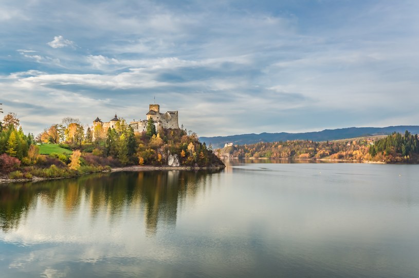 Okolice Czorsztyna jesienią wyglądają zjawiskowo. Widok na zamek w Niedzicy, na dalszym planie zamek w Czorsztynie /123RF/PICSEL