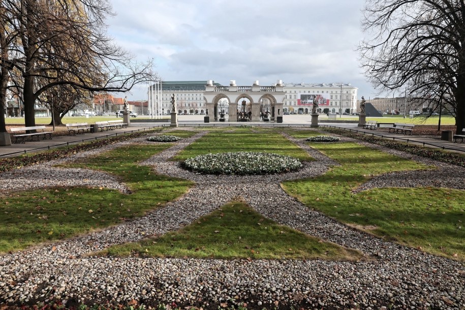 Okolice Grobu Nieznanego Żołnierza w Warszawie, gdzie odbudowany ma zostać Pałac Saski / 	Tomasz Gzell    /PAP