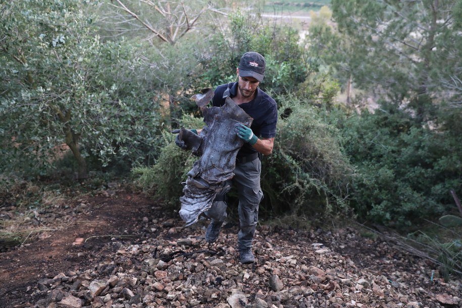 Okolice Jerozolimy. Izraelska policja zbiera szczątki rakiety wystrzelonej ze Strefy Gazy /ABIR SULTAN /PAP/EPA