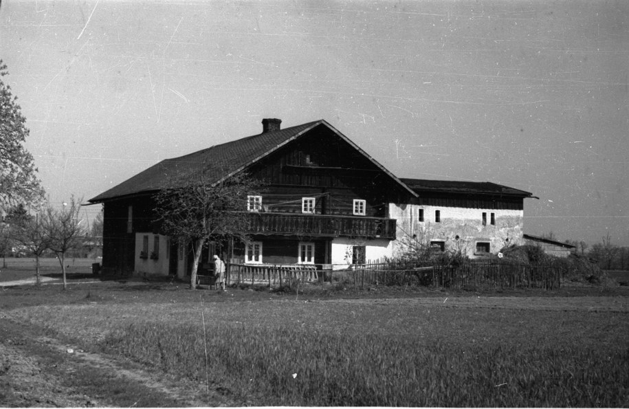 Okolice Mysłakowic. Dom w stylu tyrolskim na zdjęciu archiwalnym z 1948 roku /CAF /PAP