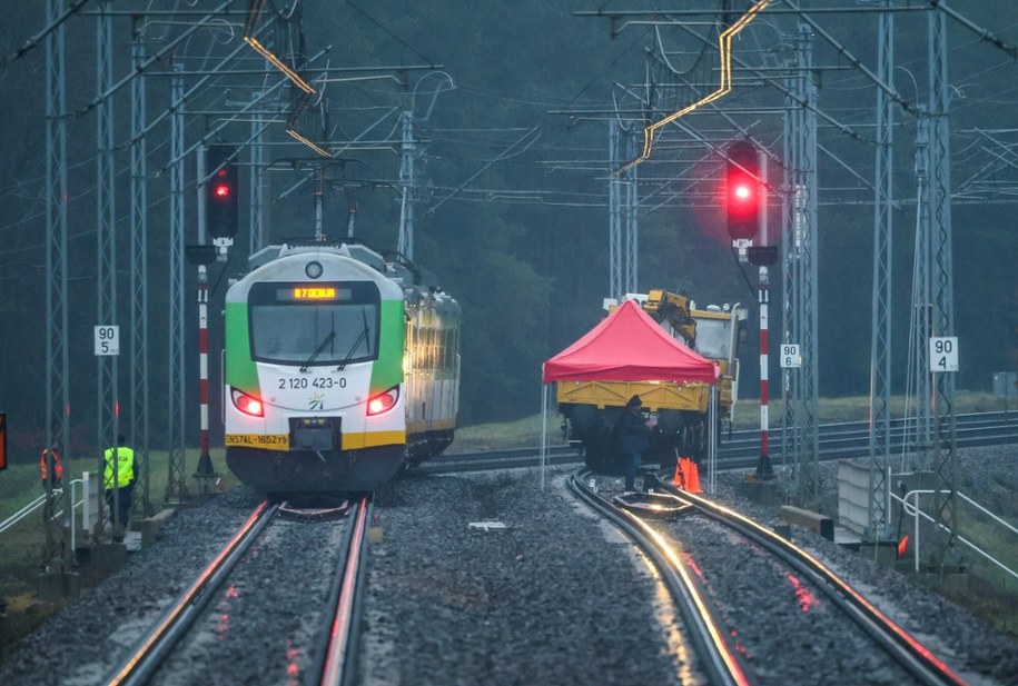 Okolice stacji kolejowej PKP Mika, gdzie doszlo do uszkodzenia torów w wyniku aktu dywersji /	Wojciech Olkuśnik /East News