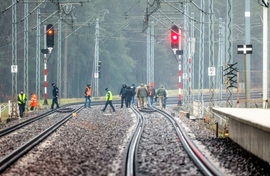 Okolice stacji kolejowej PKP Mika, gdzie w nocy z 15 na 16 listopada doszło do uszkodzenia torów w wyniku aktu dywersji /	Wojciech Olkuśnik /East News
