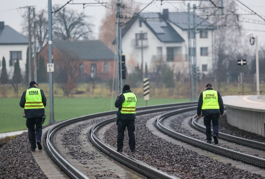 Okolice stacji kolejowej PKP Mika, gdzie w nocy z 15 na 16 listopada doszlo do uszkodzenia torow w wyniku aktu dywersji. Wedle wstepnych ogledzin tory zostaly zniszczone przez eksplozje. /Wojciech Olkusnik/East News  /East News