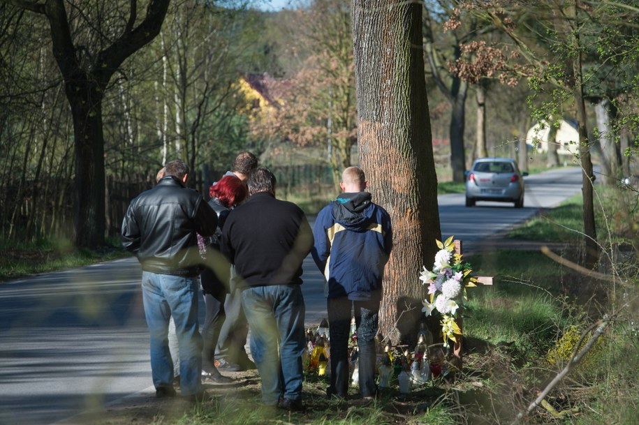 Okoliczni mieszkańcy modlą się i zapalają znicze na miejscu wypadku samochodowego we wsi Klamry /Tytus Żmijewski /PAP