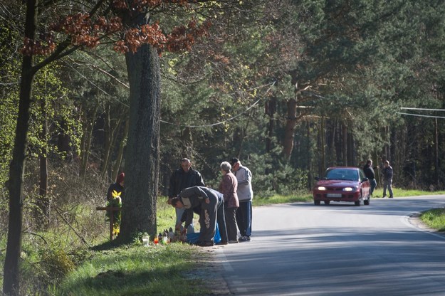 Okoliczni mieszkańcy zapalają znicze na miejscu wypadku samochodowego we wsi Klamry /Tytus Żmijewski /PAP