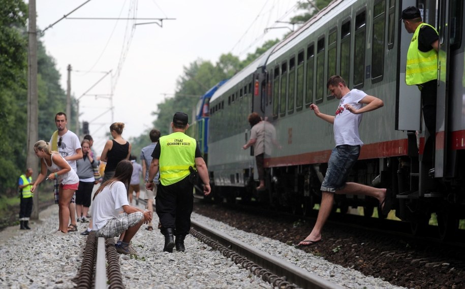 Około 200 pasażerów ekspresu z Wiednia do Warszawy czekało kilka godzin na kontynuowanie podróży między miejscowością Piasek i Kobiór, po tym jak burza zerwała trakcję /Andrzej Grygiel /PAP