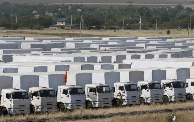 Około 290 rosyjskich ciężarówek przebywa od czwartku w Kamieńsku Szachtyńskim /YURI KOCHETKOV /PAP/EPA