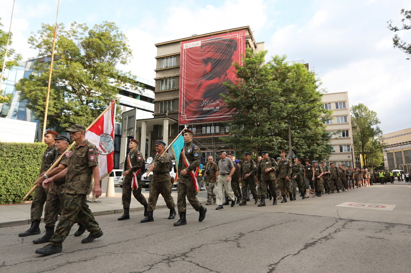 Około 350 osób wyruszyło z krakowskich Oleandrów w 53. Marszu Szlakiem I Kompanii Kadrowej. /	Jacek Bednarczyk   /PAP
