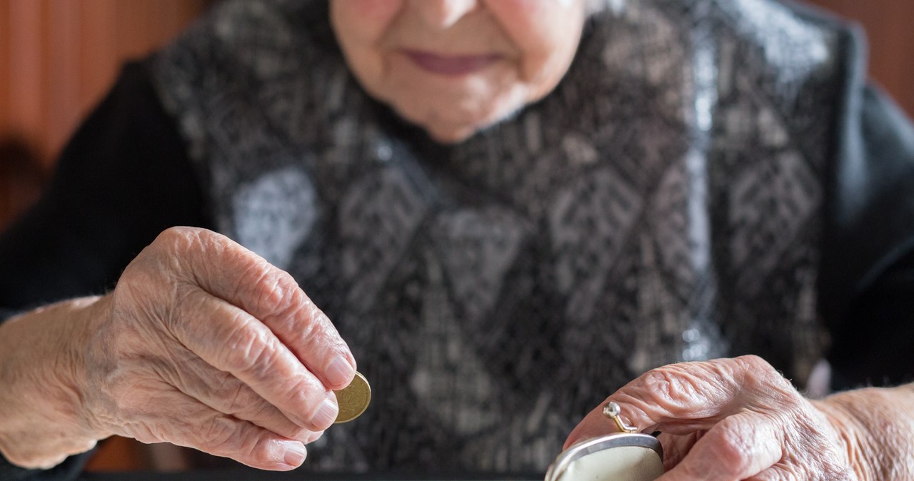 Około 400 tysięcy seniorów w Polsce pobiera świadczenie niższe od minimalnej emerytury. /123RF/PICSEL