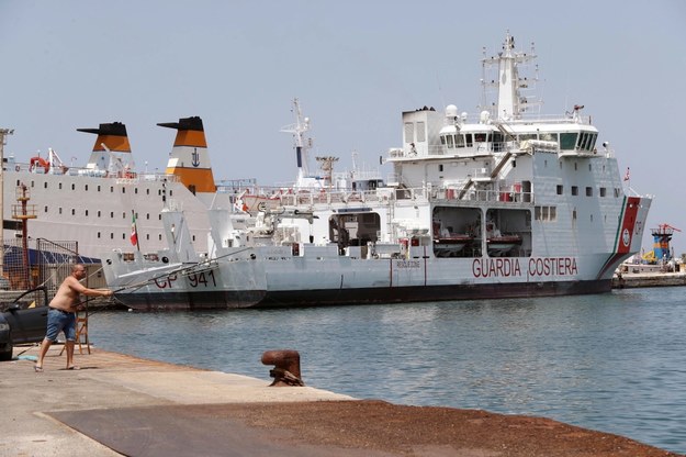 Około 450 przybyłych z Libii migrantów znajduje się obecnie na pokładach dwóch włoskich okrętów, których załogi zabrały ich z łodzi i pontonów w rejonie Sycylii. /IGOR PETYX /PAP/EPA