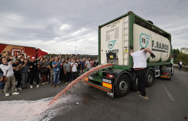 Około 500 francuskich producentów wina blokowało w czwartek przejście graniczne z Hiszpanią w Le Perthus /GUILLAUME HORCAJUELO  /PAP/EPA