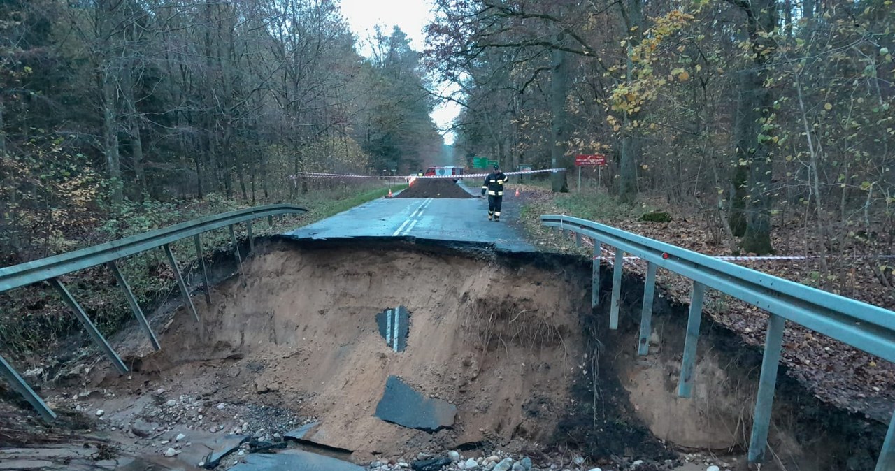 Około 8-10-metrowy fragment drogi po prostu zniknął /