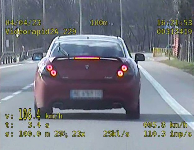 Około minuty potrzebował kierowca ze Słupska, aby policjanci zatrzymali jego prawo jazdy /POMORSKA POLICJA /