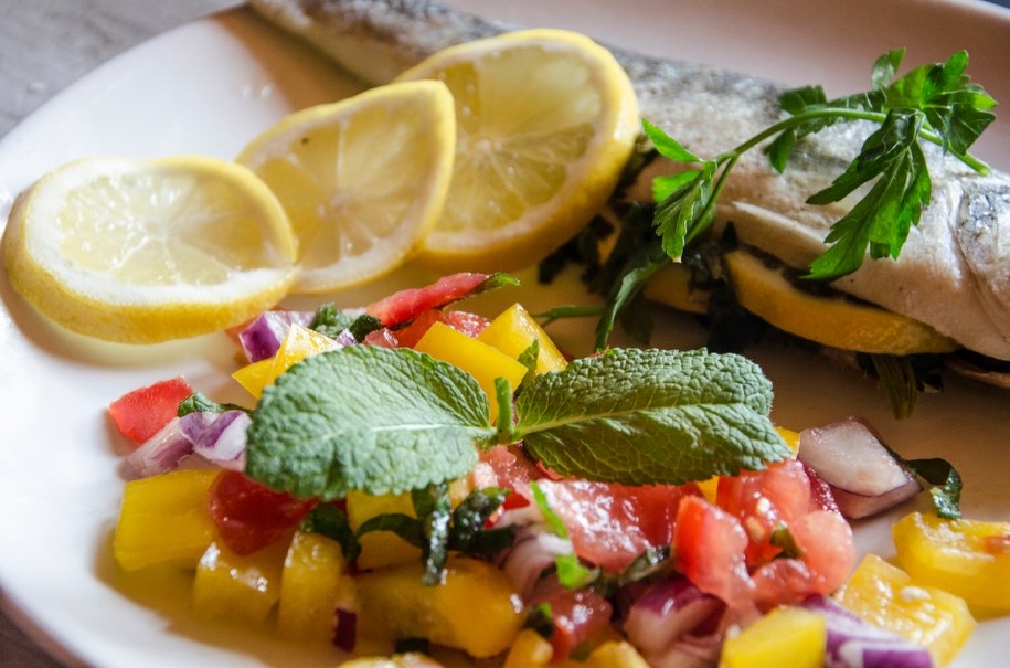 Okoń morski z pomidorowo-paprykową salsą /Malwina Zaborowska /RMF FM