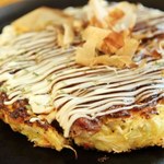 Okonomiyaki - japońskie placuszki z kapusty. Może je jeść z tym, co najbardziej lubisz