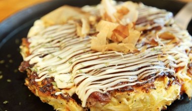 Okonomiyaki - japońskie placuszki z kapusty. Może je jeść z tym, co najbardziej lubisz